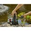 Person installiert Schmutzwasserpumpe am Teich