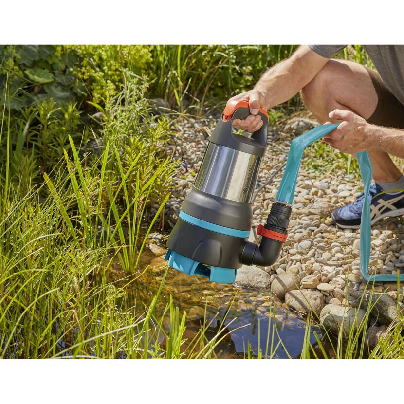 Person verwendet GARDENA Kombipumpe am Teich