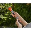 Person befestigt eine GARDENA Spritze an einem Gartenschlauch.
