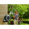 Person wickelt Gartenschlauch auf eine Gardena Wand-Schlauchbox RollUp S