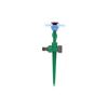 Grüner Rasensprenger mit blauer Blume