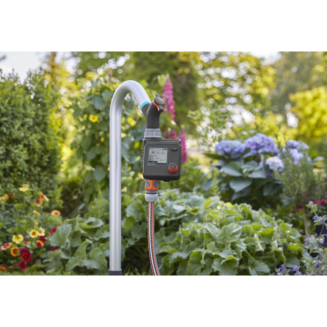 Gardena Bewässerungscomputer an einem Wasserhahn im Garten.