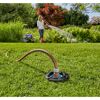 Gartenschlauch mit Wassersteckdose im Rasen