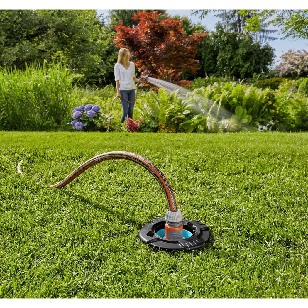 Gartenschlauch mit Wassersteckdose im Rasen