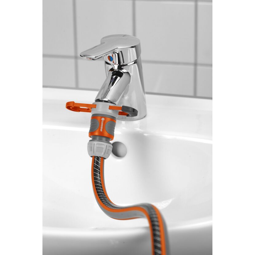 Gardena Adapter für Indoor-Wasserhähne an Waschbecken angeschlossen