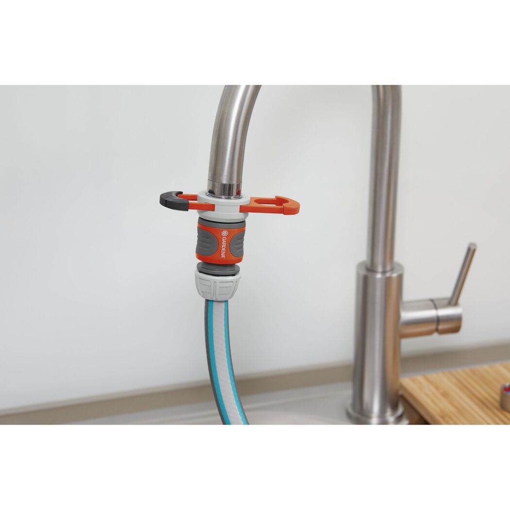 Gardena Adapter für Indoor-Wasserhähne an Wasserhahn angeschlossen