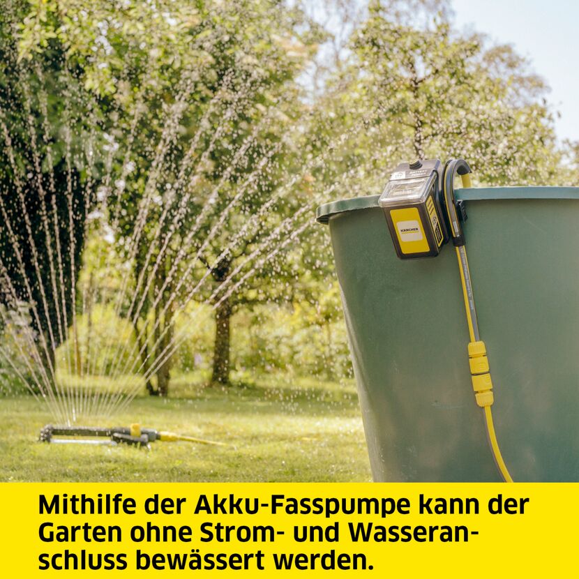 Kärcher Akku-Fasspumpe bewässert Rasen