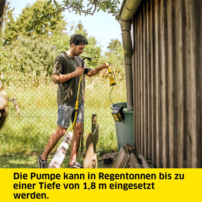 Person verwendet Pumpe zum Bewässern.
