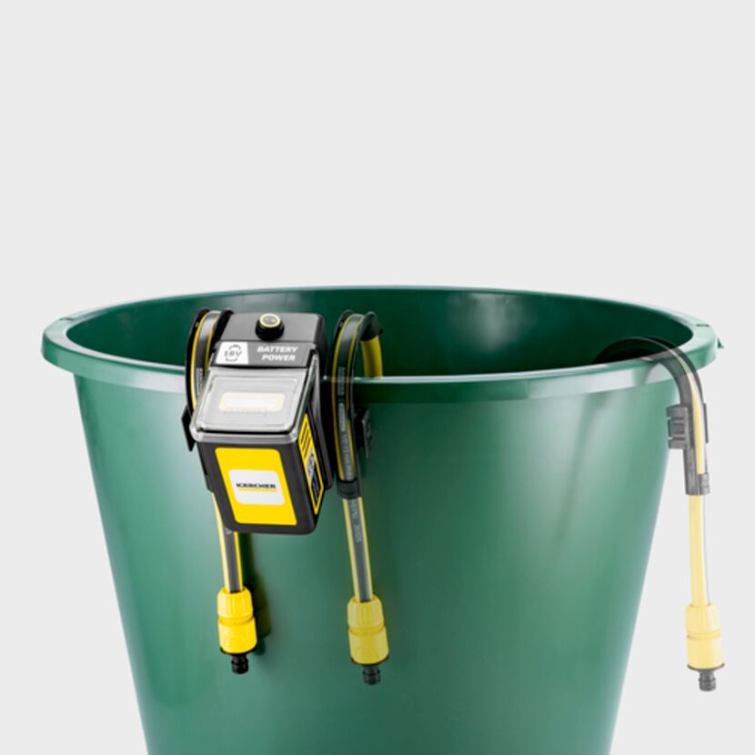 Kärcher Fasspumpe BP 2.000-18 an grüner Regentonne