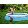 Person pumpt Wasser in einen Pool mit einer Einhell-Pumpe.