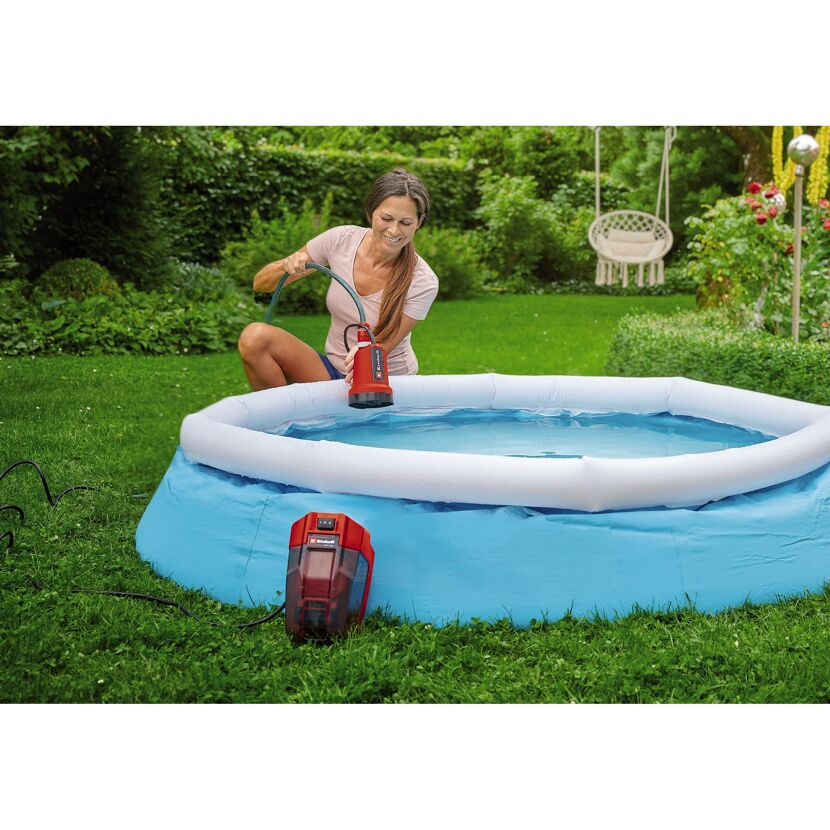 Person pumpt Wasser in einen Pool mit einer Einhell-Pumpe.