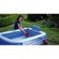 Person pumpt Wasser in einen aufblasbaren Pool