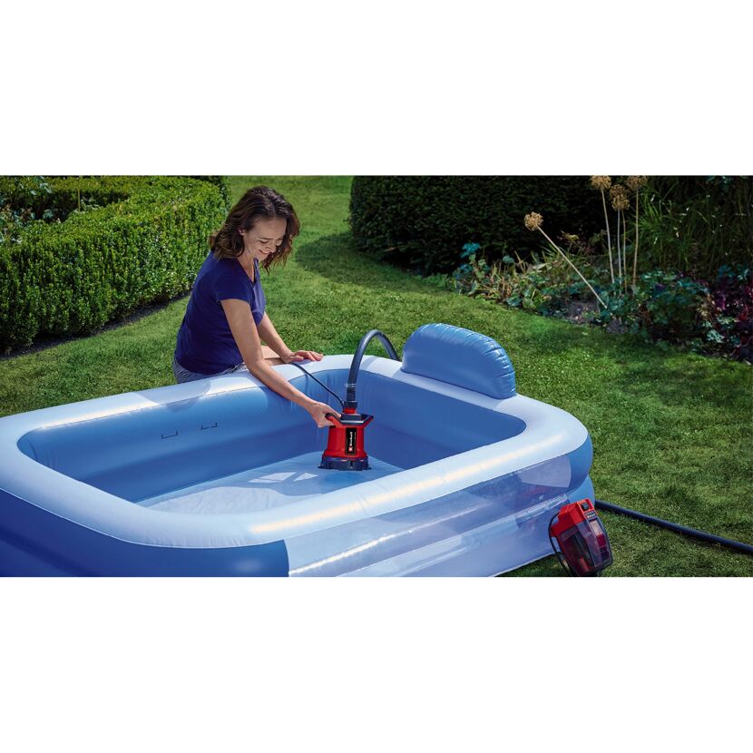Person pumpt Wasser in einen aufblasbaren Pool