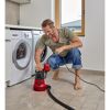 Person pumpt Wasser mit Tauchpumpe ab.