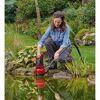 Person mit Schmutzwasserpumpe am Teich