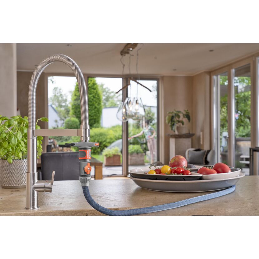 Gardena Schlauch am Wasserhahn befestigt