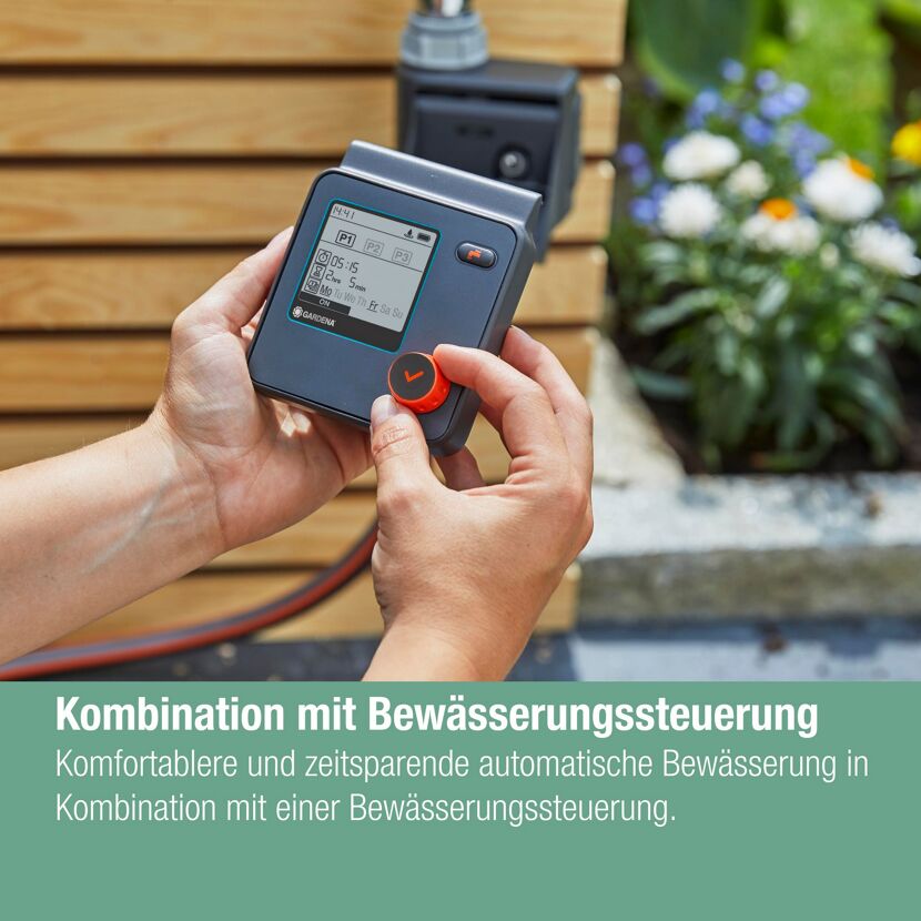 Person programmiert Bewässerungssteuerung