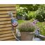 Gardena Bewässerungscomputer an einem Wasserhahn im Garten.