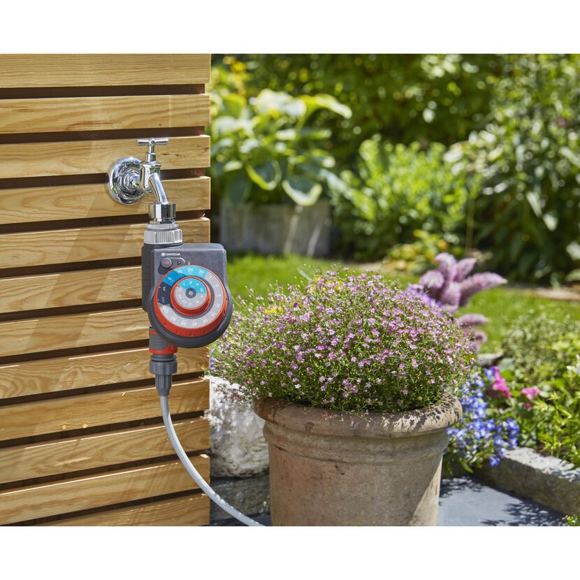 Gardena Bewässerungscomputer an einem Wasserhahn im Garten.