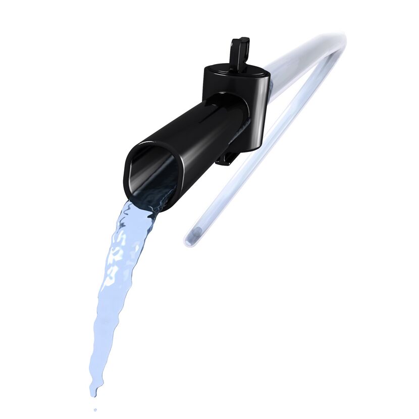 Wasser läuft aus einem Schlauch des Schlauchsets Aqua-Go 3/4"
