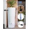 Weißer Regenwassertank mit Füllstandsanzeige, Wandhalterung und Schlauch.