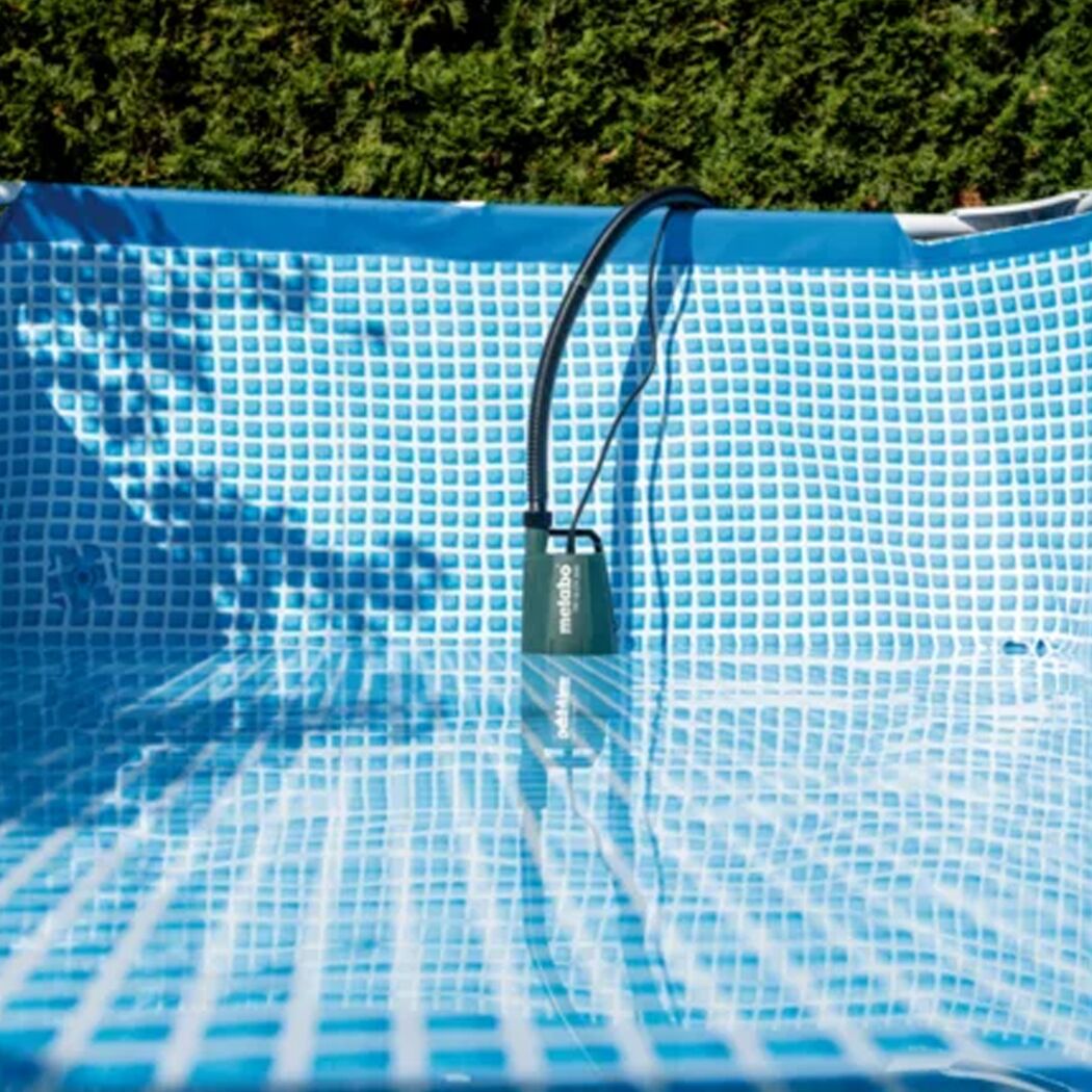 Akku-Tauchpumpe TP18 LTX2200 im Pool