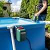 Person pumpt Wasser aus einem Pool mit einer Akku-Tauchpumpe
