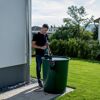 Person verwendet Akku-Tauchpumpe TP18 LTX2200 mit Regentonne