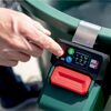 Person drückt den Knopf einer Akku-Tauchpumpe TP18 LTX2200.