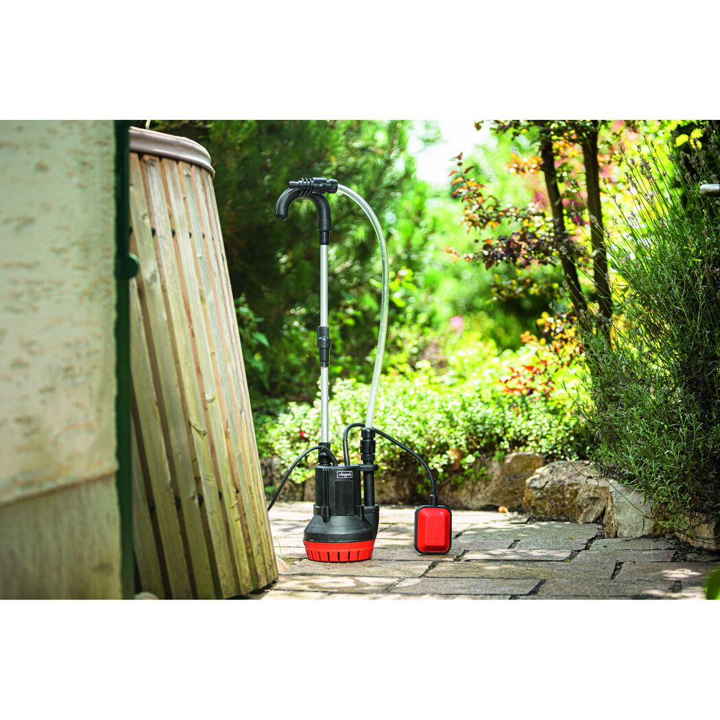 Gartenpumpe neben Regentonne