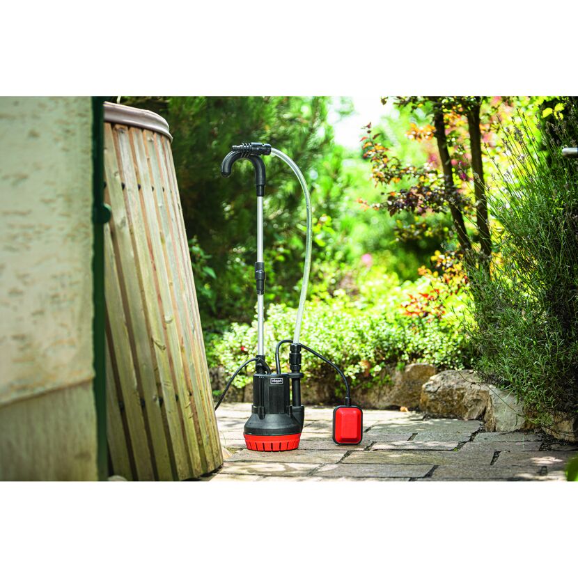 Gartenpumpe neben Regentonne
