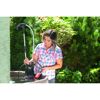 Person verwendet eine Gartenpumpe.