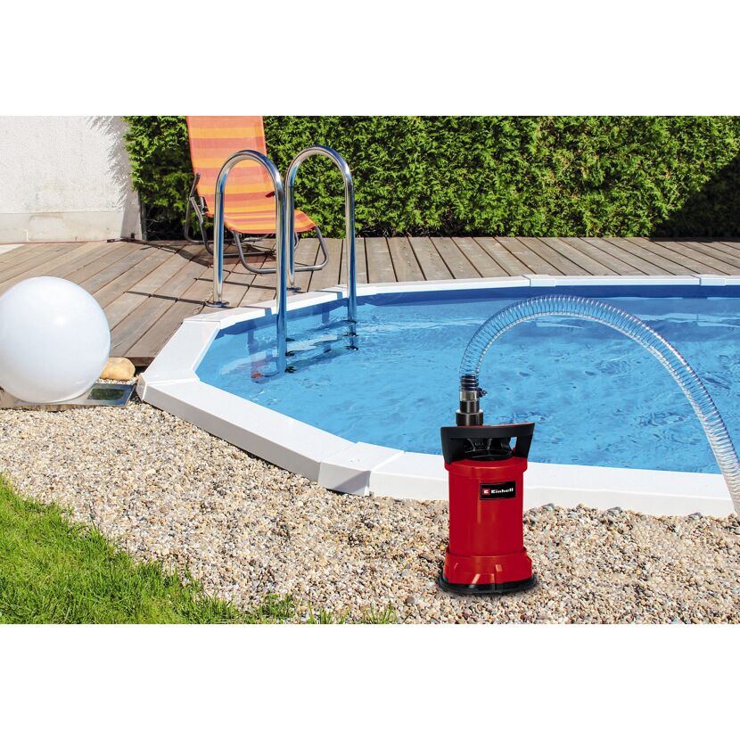 Rote Klarwasserpumpe am Pool