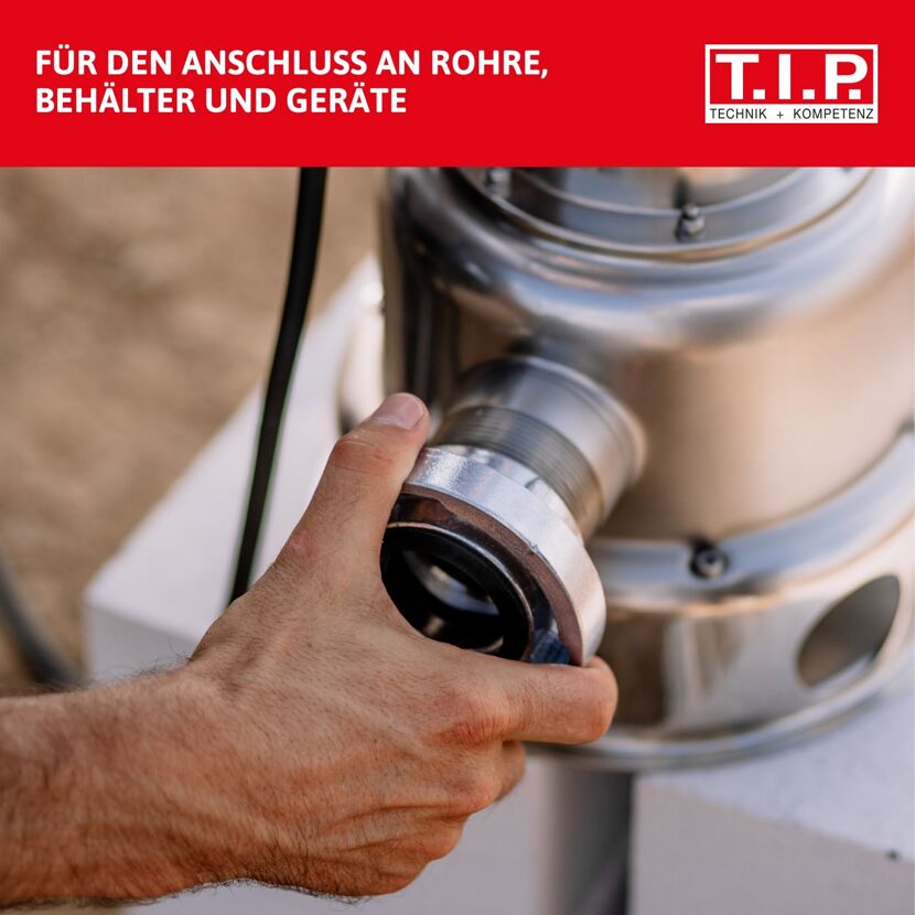 Hand hält eine Schlauchkupplung