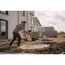 Person mit Schlauch und Betonmischer
