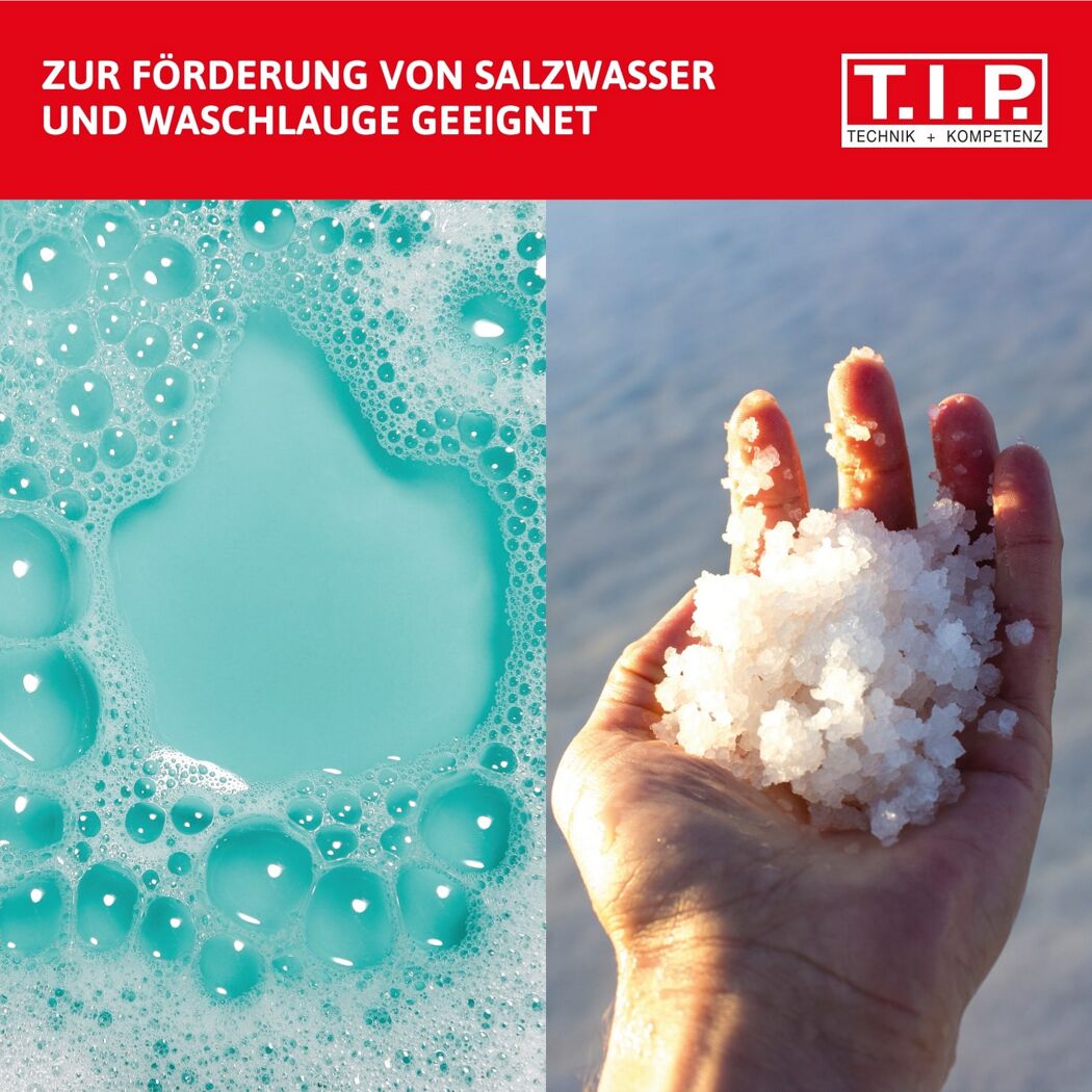 Hand hält Salz vor Seifenlauge