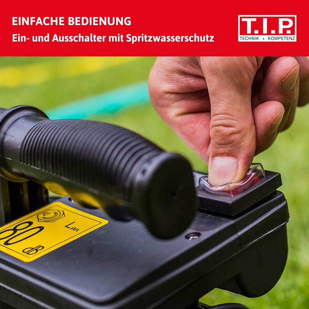 Hand betätigt Schalter an Gartenpumpe