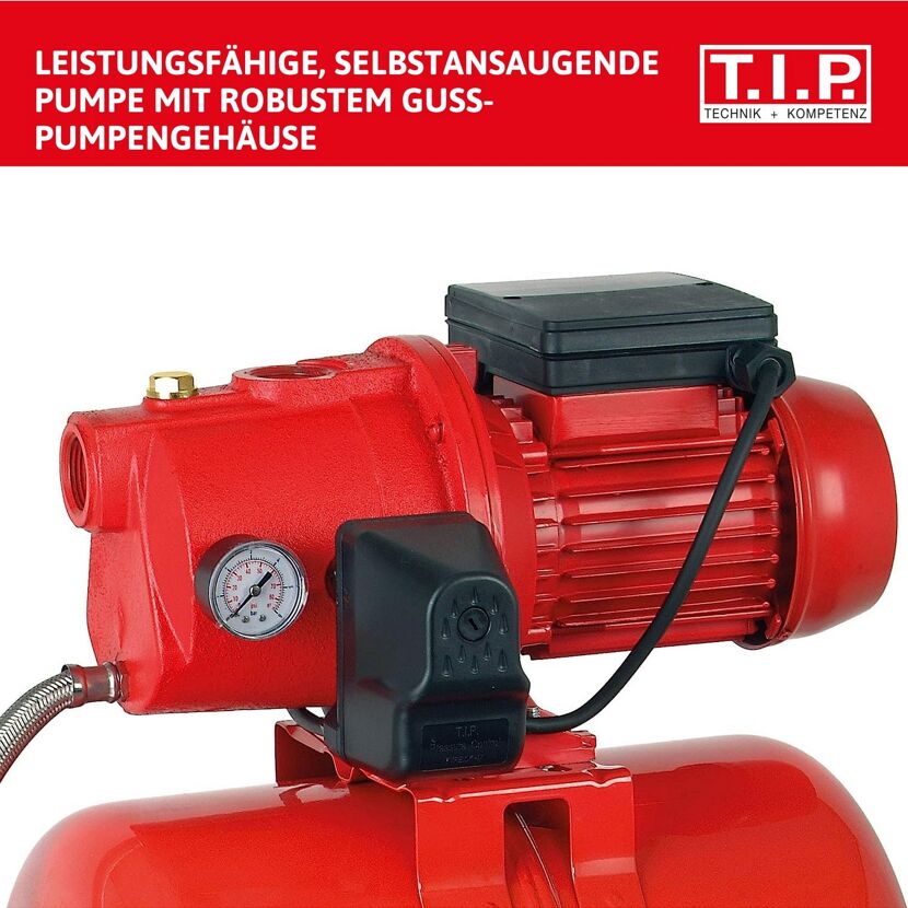 Rote Gartenpumpe mit Druckanzeige
