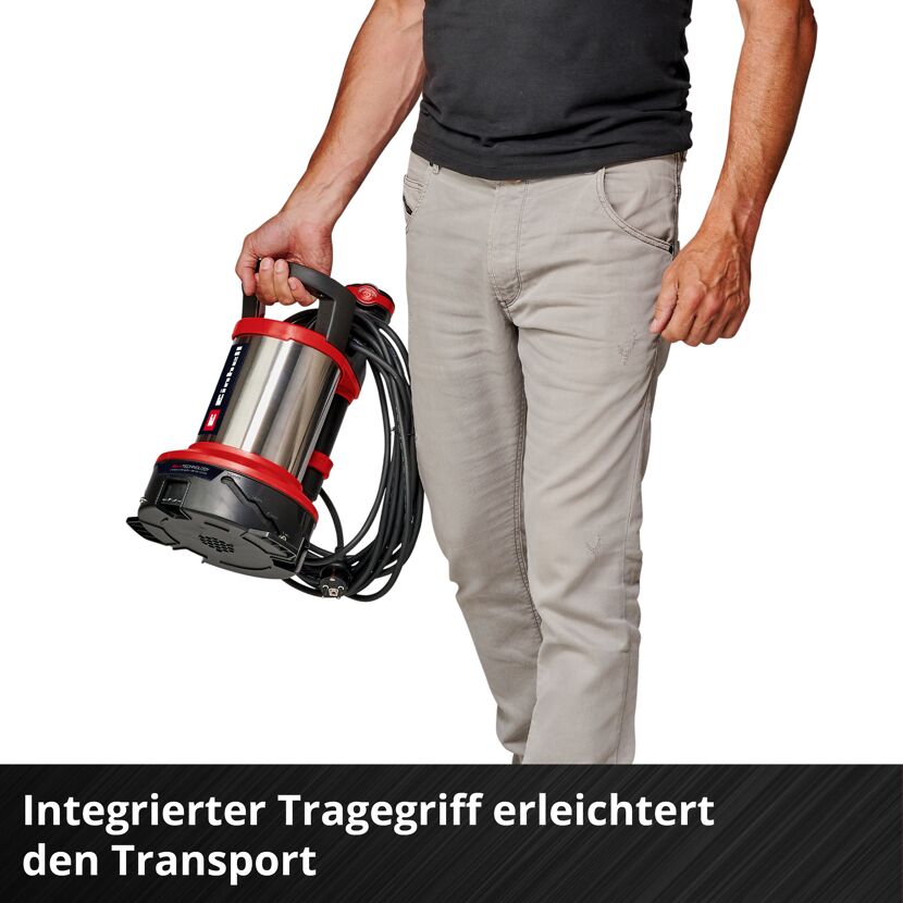 Person trägt Tauchpumpe am Tragegriff