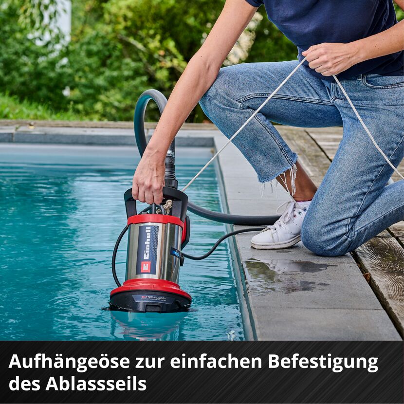 Person beim Einbau einer Tauchpumpe