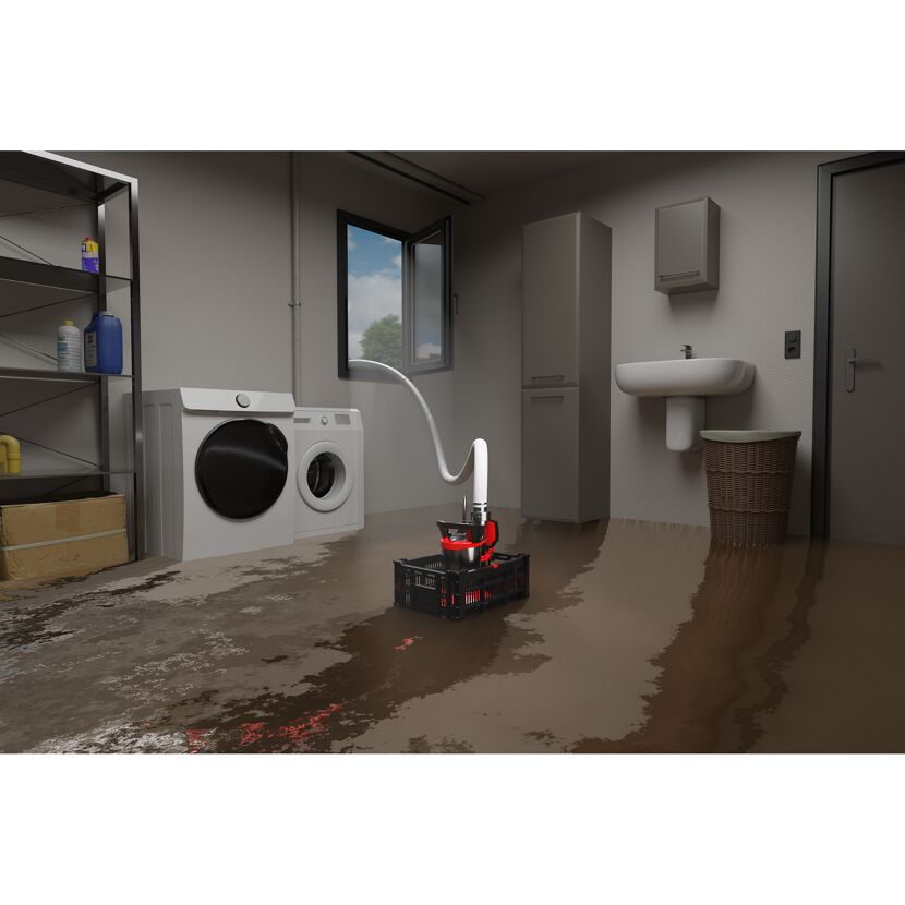 Überschwemmter Raum mit Pumpe