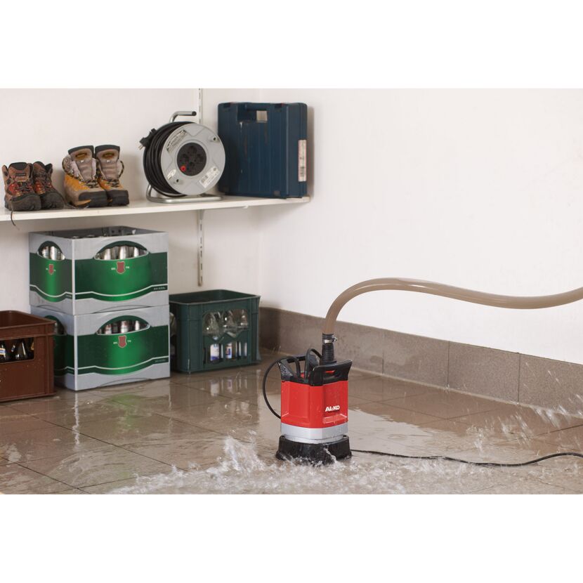Tauchpumpe pumpt Wasser aus Keller