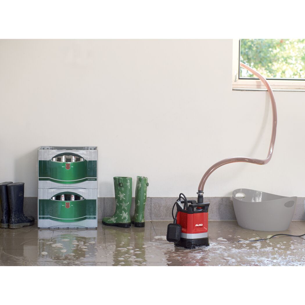 Tauchpumpe pumpt Wasser aus Garage