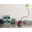 Tauchpumpe pumpt Wasser aus Garage