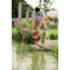 Person benutzt Tauchpumpe am Teich