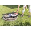 Person mit Gartenpumpe und Schlauch