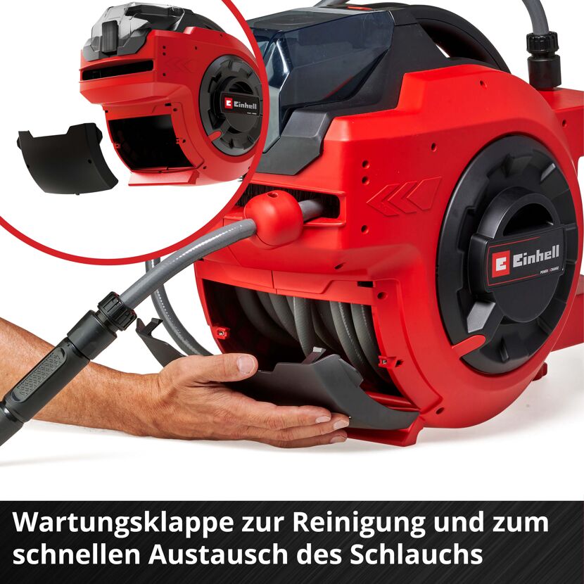 Person reinigt Schlauchtrommel