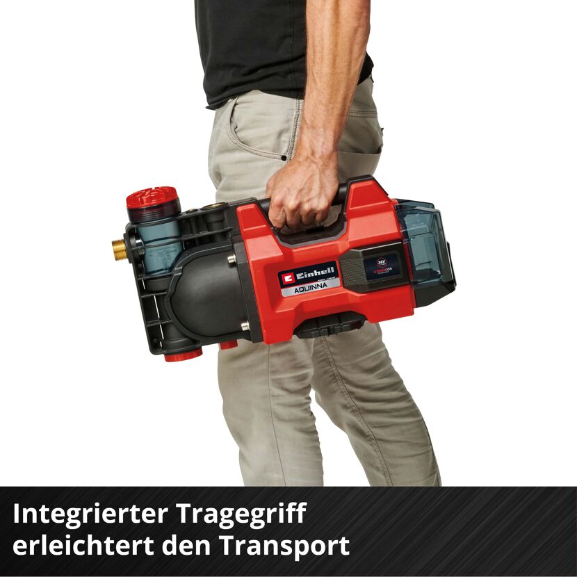 Person trägt Akku-Gartenpumpe AQUINNA