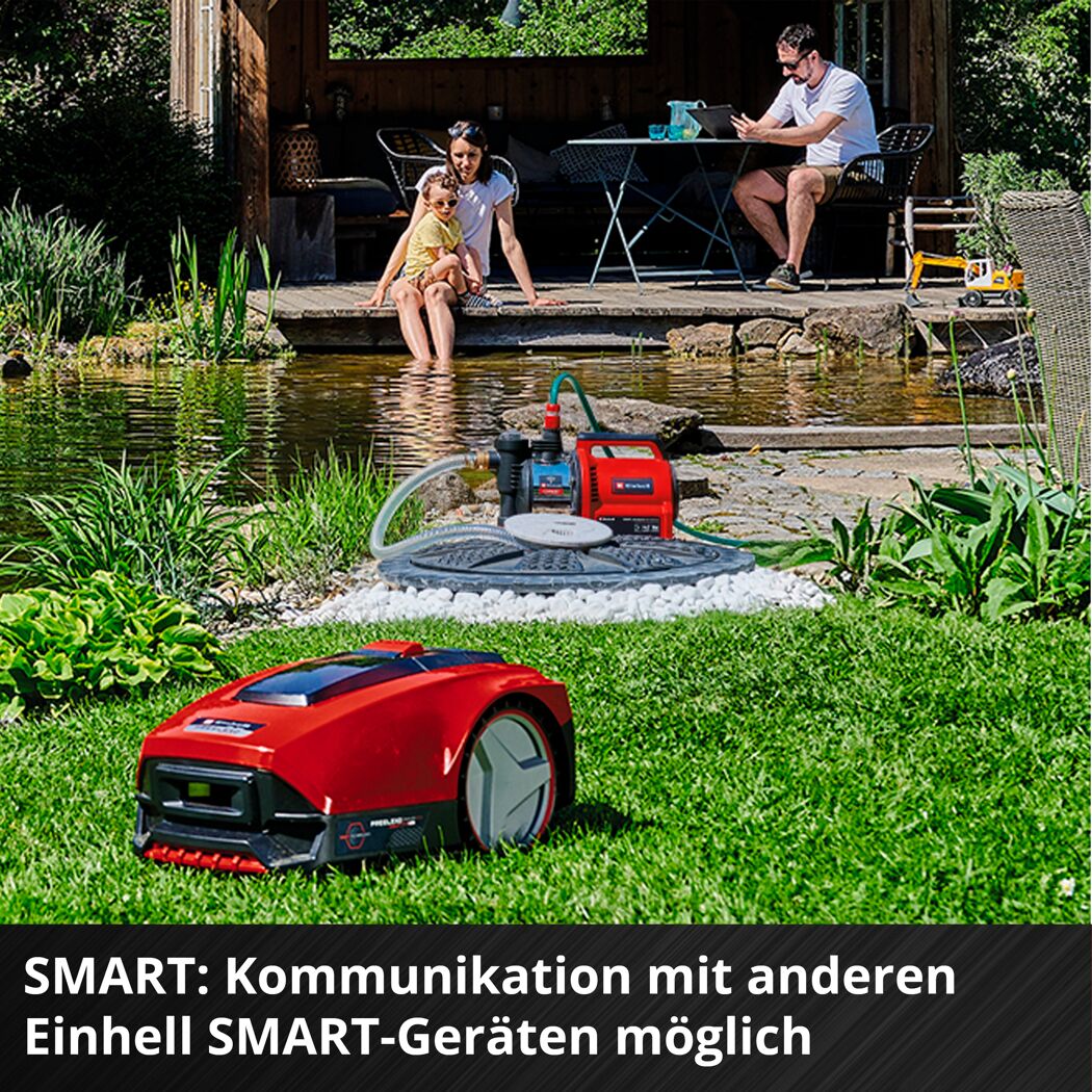 Roter Hauswasserautomat am Gartenteich
