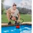 Person setzt Klarwasserpumpe in Pool